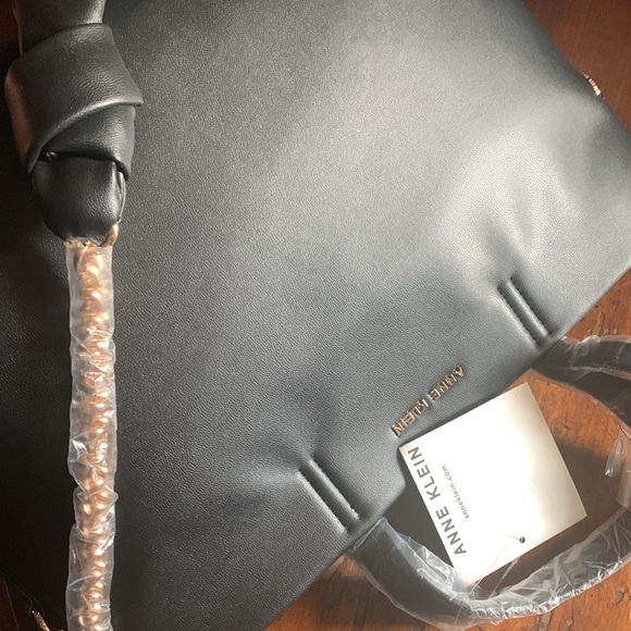 NWT gleaming chain trim with a pillowy knotted shoulder strap classy elegant - Picture 5 of 16